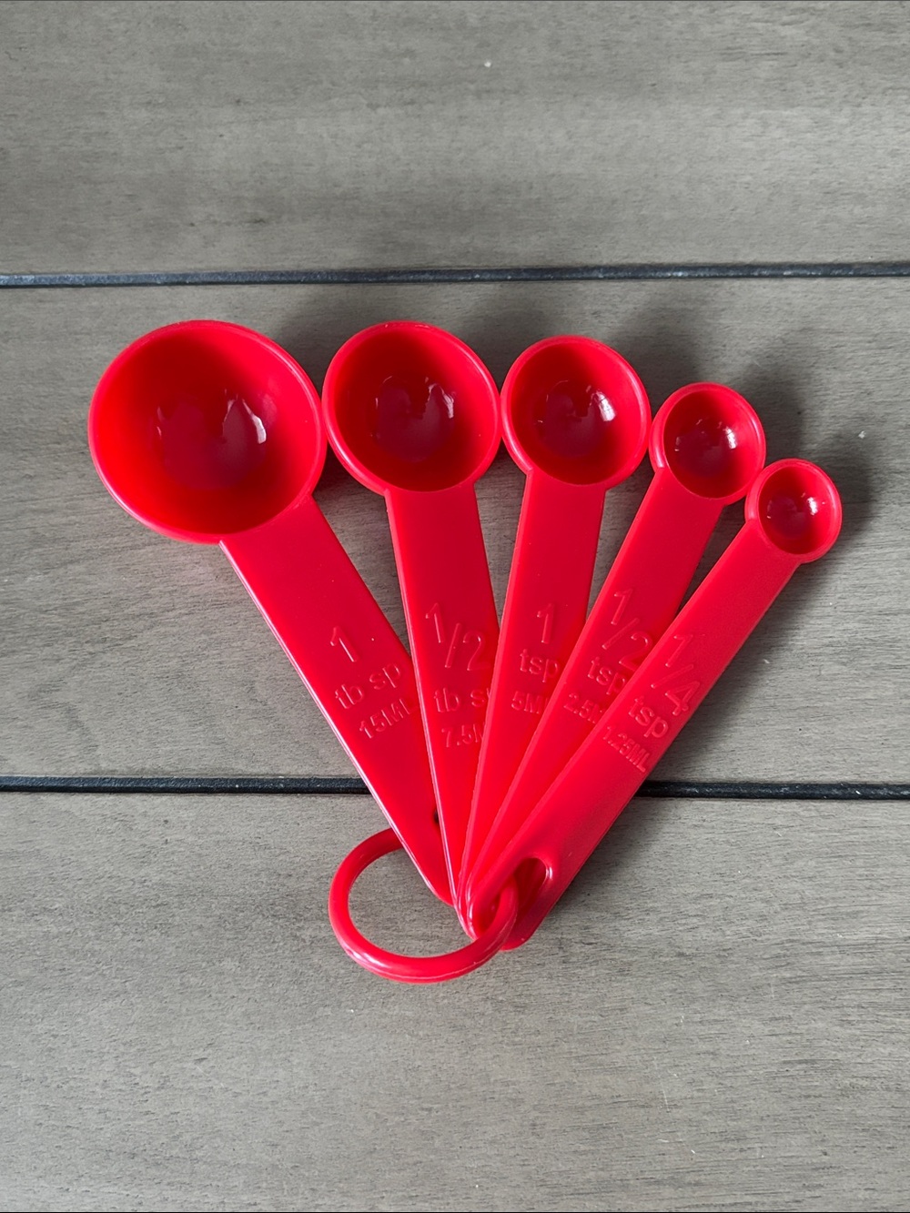 252. Red Plastic Measuring Spoon Set - Home Party Supplies - NEW